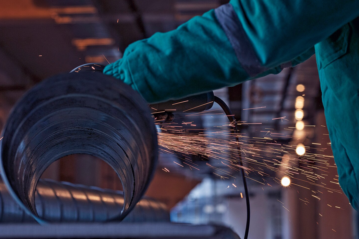 المزايا التي توفرها تقنية القطع بالليزر في الإنتاج الصناعي